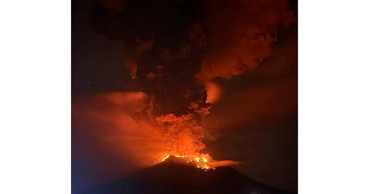 Indonesia mengevakuasi warga di dekat gunung berapi yang meletus