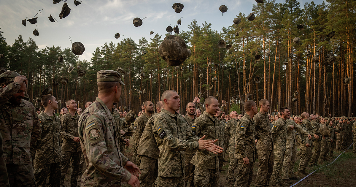 Ukraina menurunkan usia wajib militer