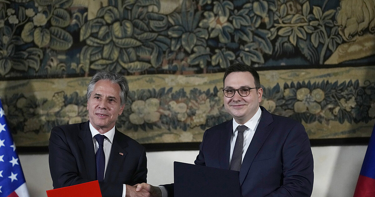 Blinken menandatangani perjanjian melawan misinformasi Rusia selama…