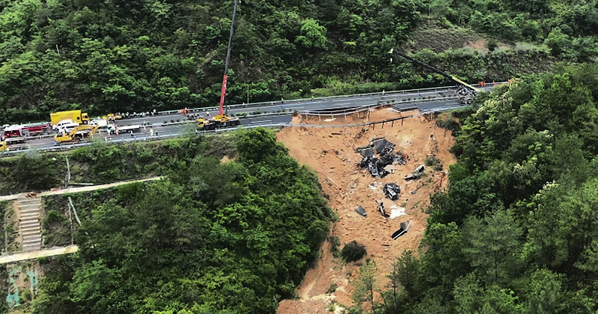 Jalan raya di Tiongkok runtuh, menewaskan puluhan orang