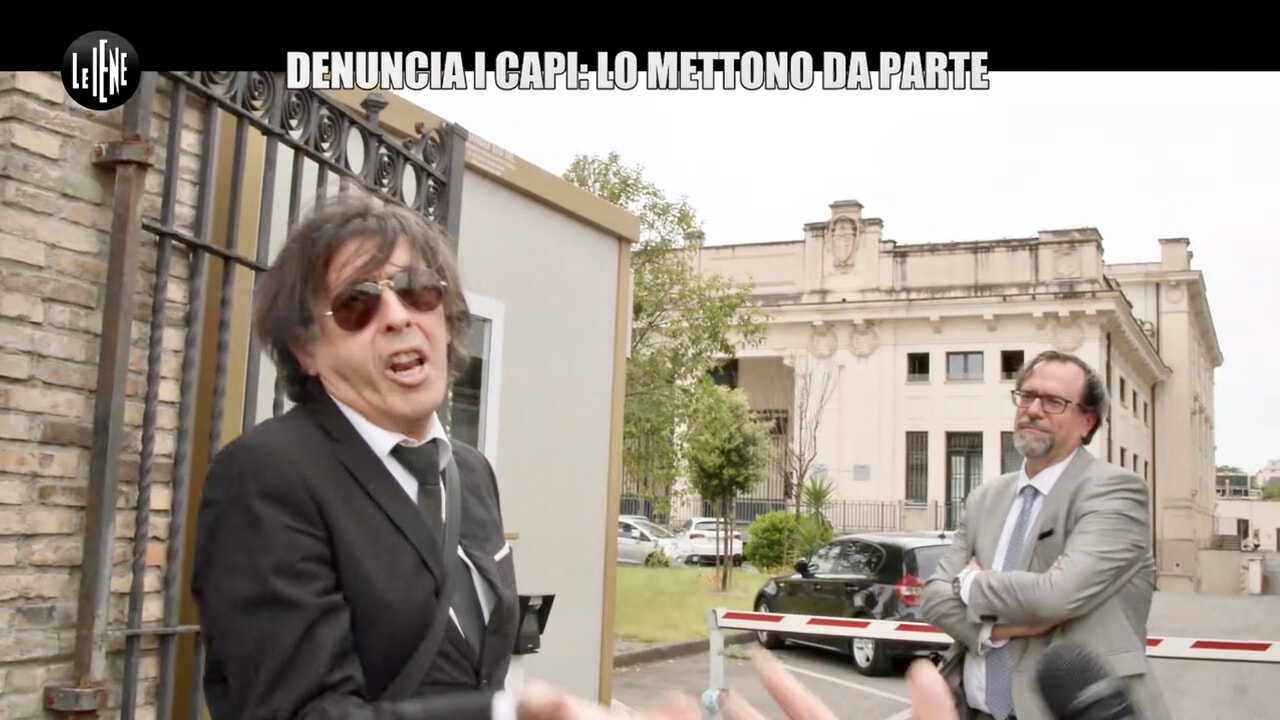 "Dia mengangkut ubin dengan mobil biru": manajer negara kehilangan gaji 200 ribu euro