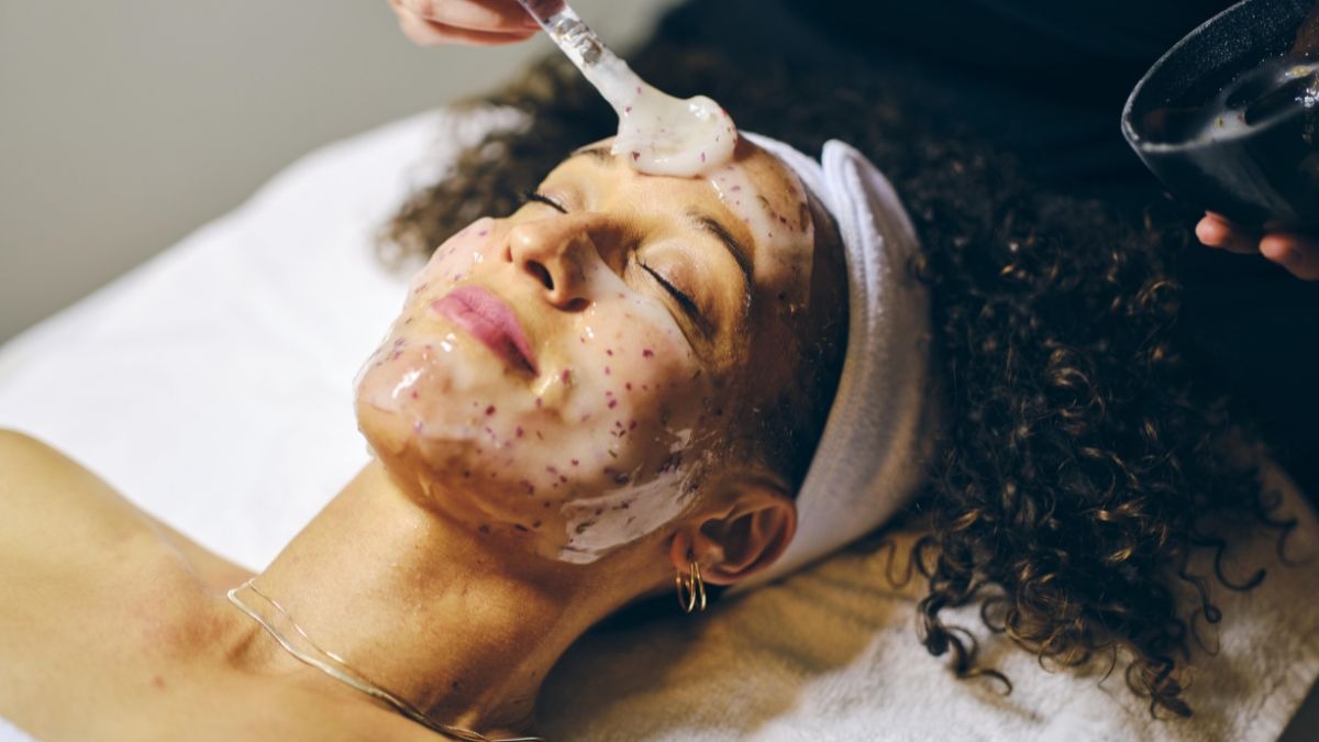 Apakah Anda akan mendapatkan perawatan wajah sperma salmon yang viral?  Apakah para ahli kulit menyetujui tren ini?