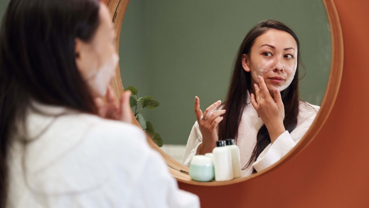 Berapa banyak langkah yang harus dilakukan dalam rutinitas perawatan kulit Anda untuk usia Anda?