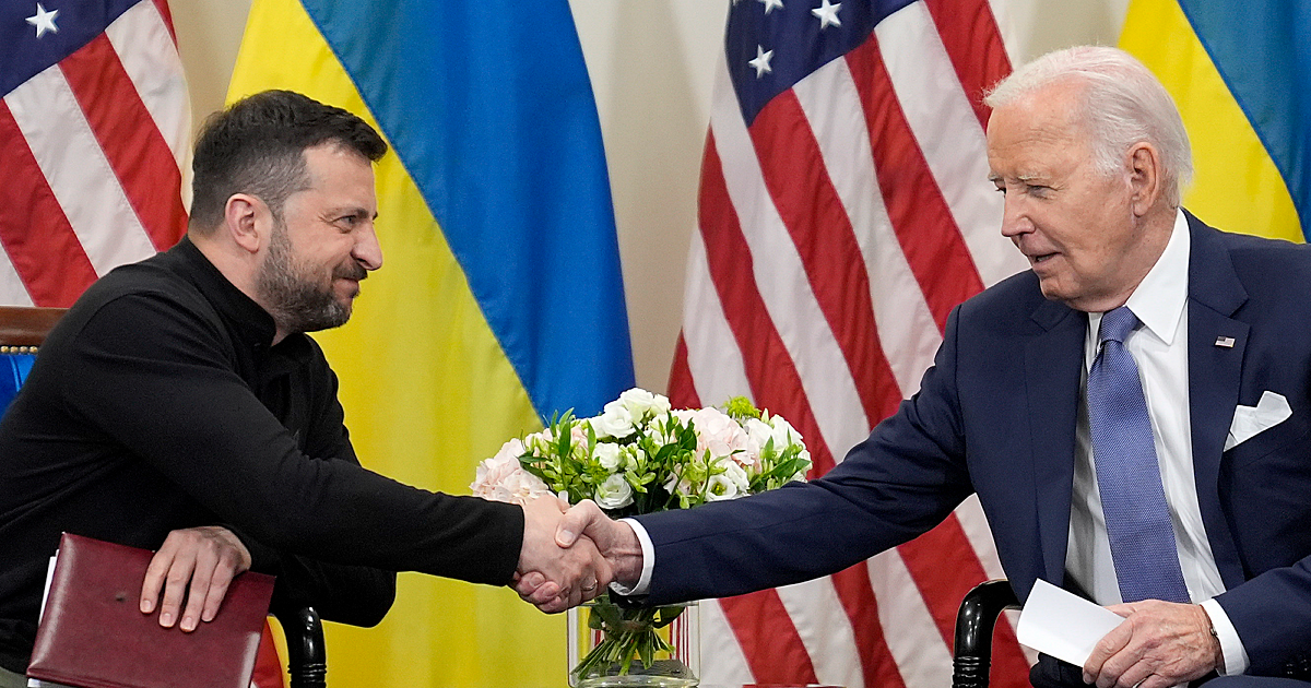 Biden menyampaikan permintaan maaf publik kepada Zelenskyy dari Ukraina atas…