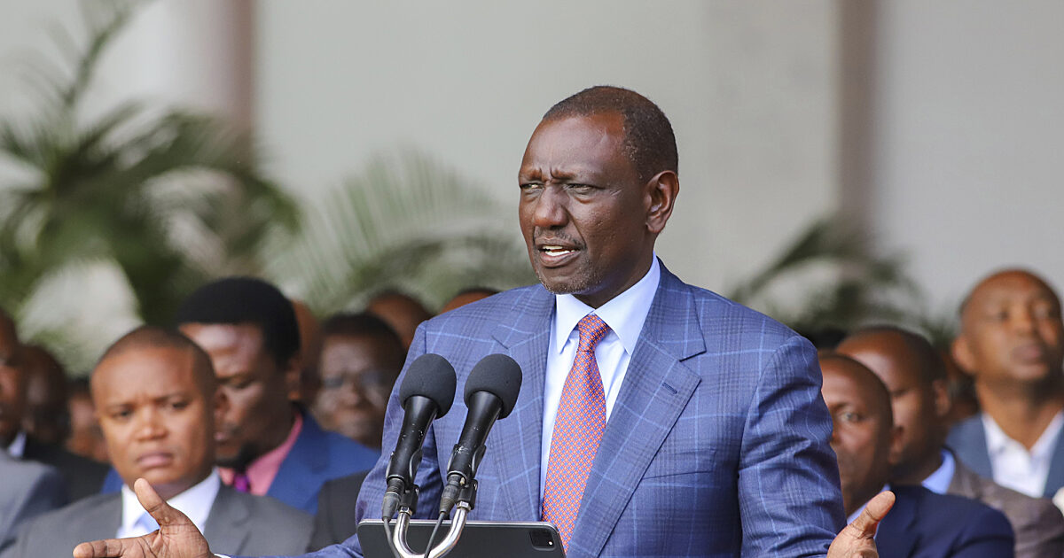 Presiden Kenya memangkas kenaikan pajak sebesar $2,7 miliar setelah fatal…