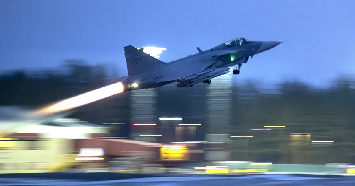 Swedia mengirimkan tank dan pesawat ke Ukraina dengan bantuan $1,2 miliar…