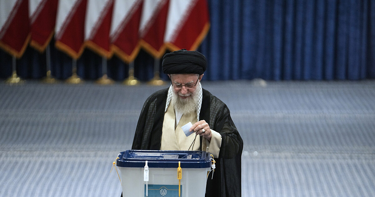 Warga Iran memberikan suara dalam pemilihan presiden