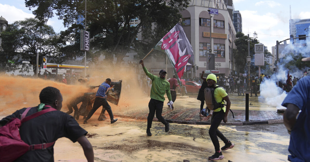 Warga Kenya terus berunjuk rasa setelah presiden mencabut pernyataannya