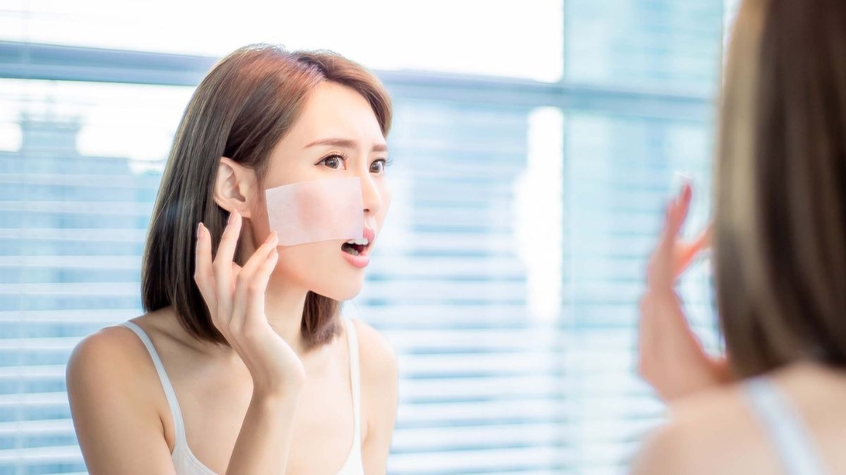 Cara yang didukung para ahli untuk memperbaiki kulit yang terlalu berminyak saat cuaca sangat lembab