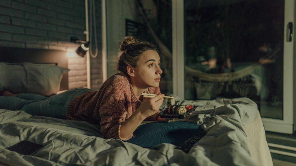 Seberapa larut Anda bisa makan makanan terakhir di hari Anda (ditambah camilan tengah malam yang sehat)