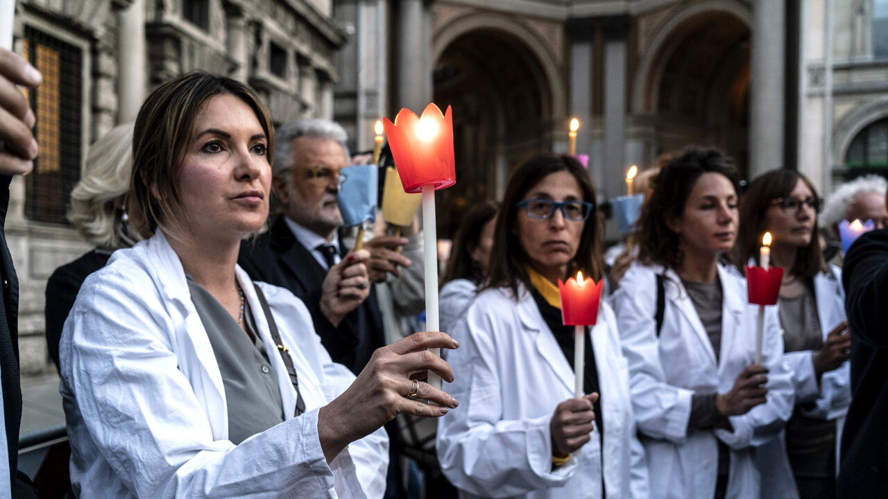 Kekerasan terhadap dokter dan petugas kesehatan: perempuan selalu membayar
