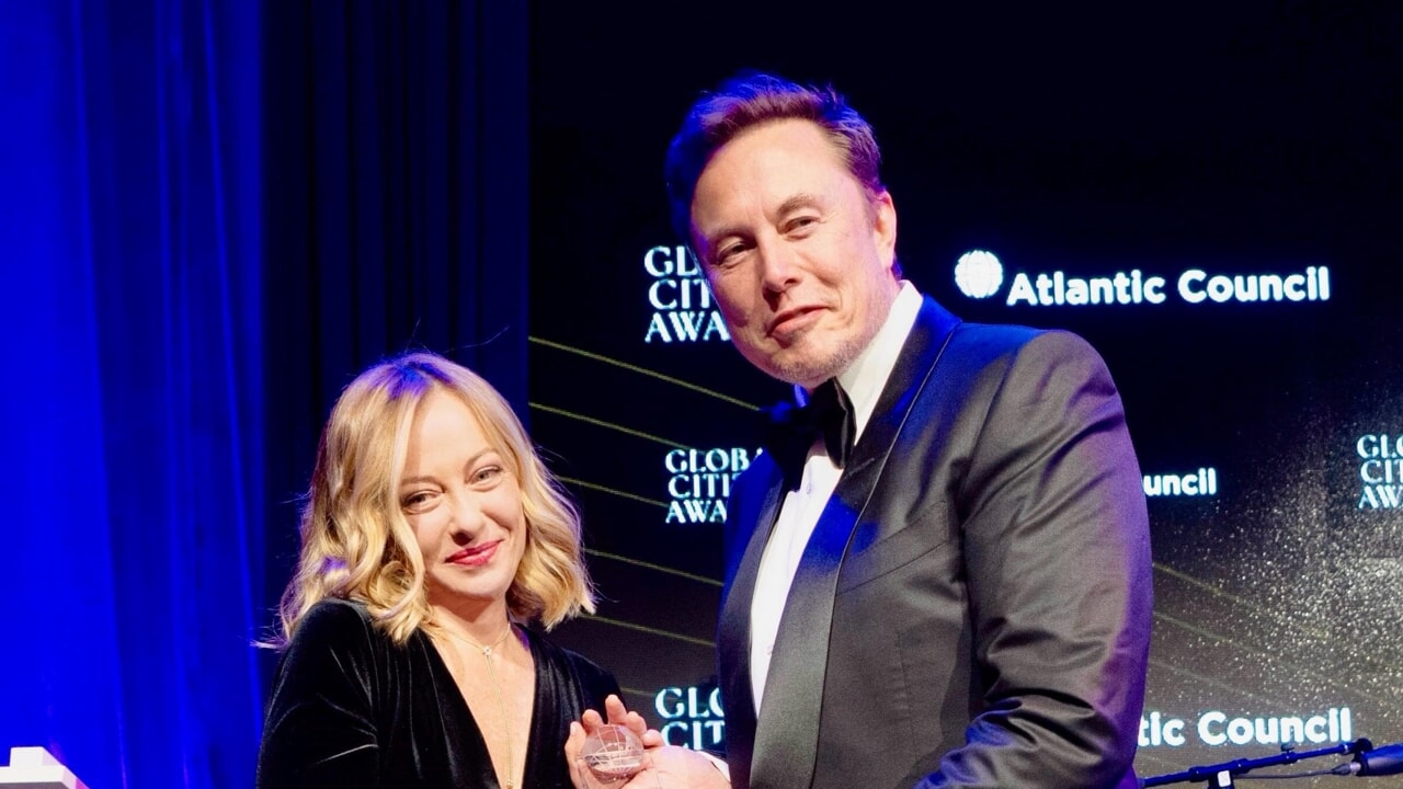 Giorgia Meloni dari Elon Musk, sedangkan Giorgetti menghitung sennya