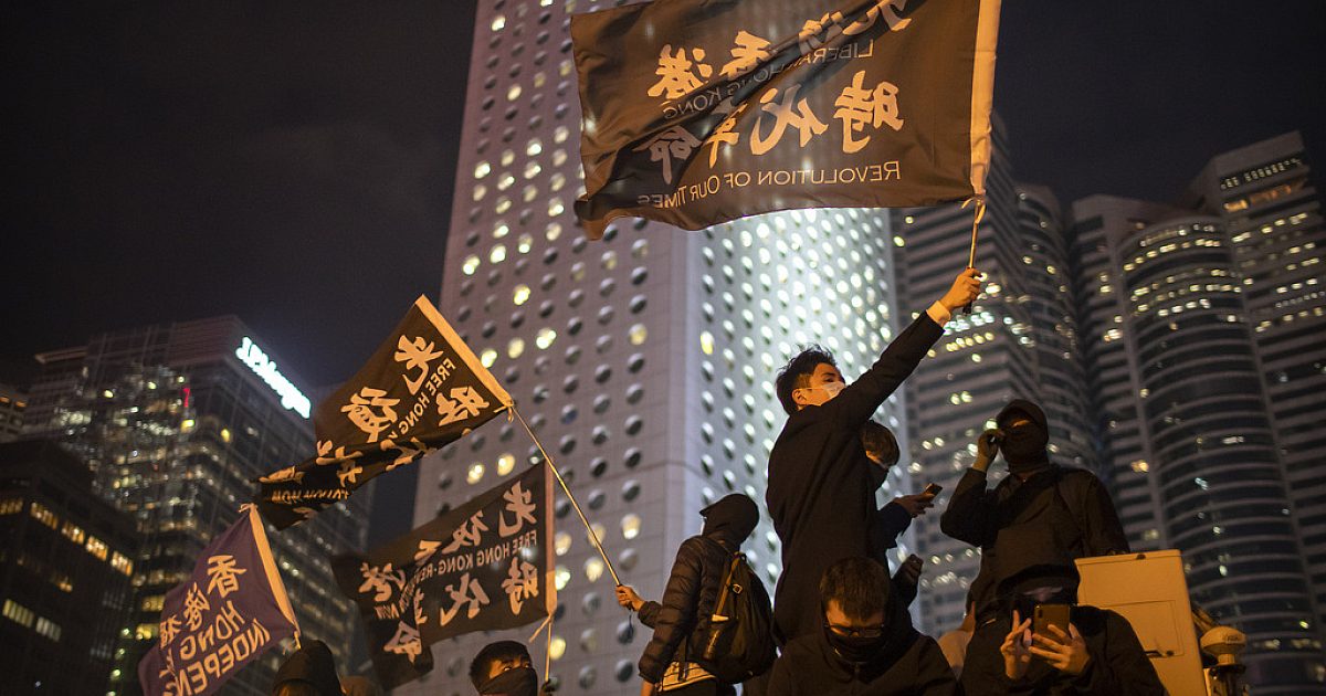Hong Kong memenjarakan dua orang dalam hukuman pertama karena melanggar…