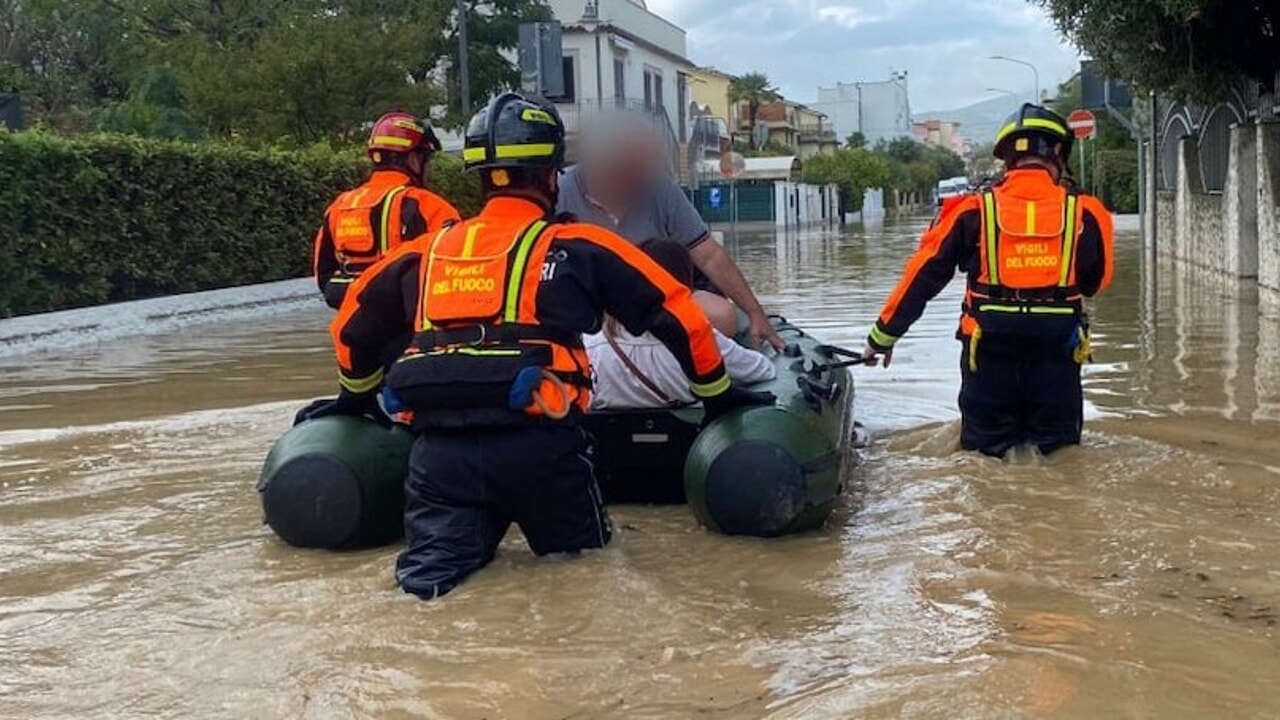 Sungai lumpur di rumah saya, saya akan bercerita tentang banjir lainnya