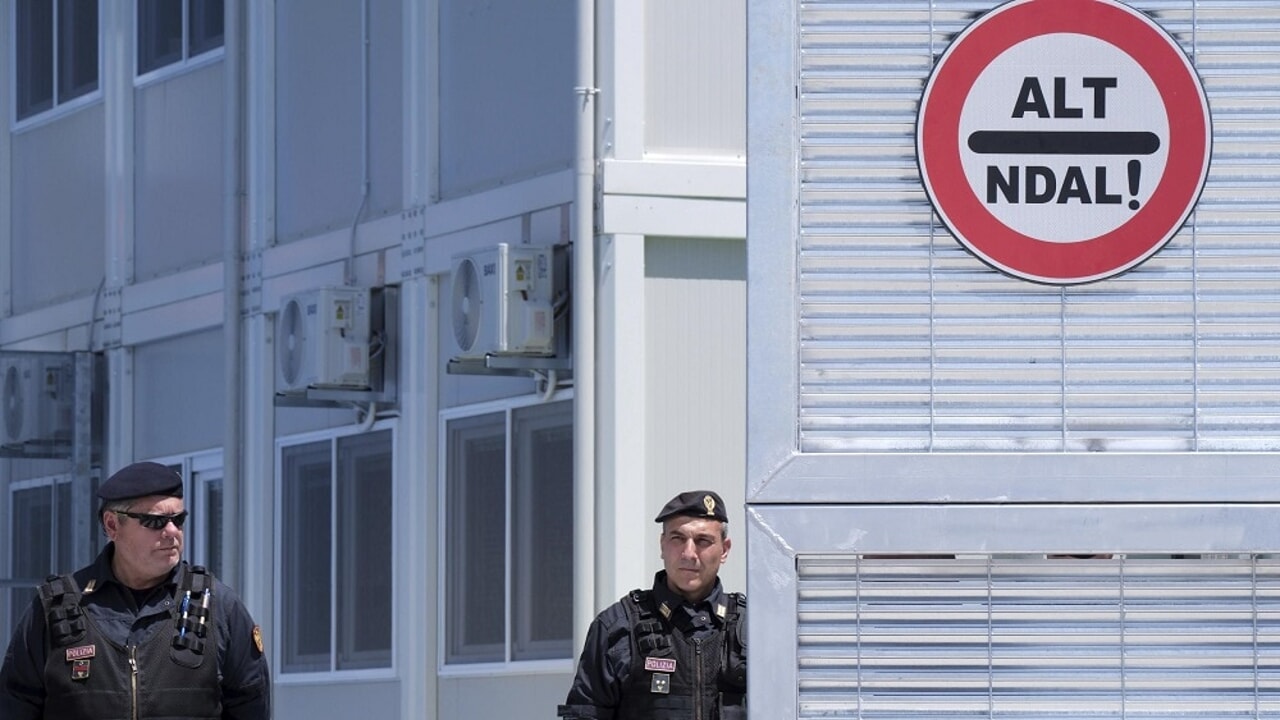 Pusat-pusat migran di Albania hanyalah pemborosan uang yang tidak berguna (dan berbahaya).