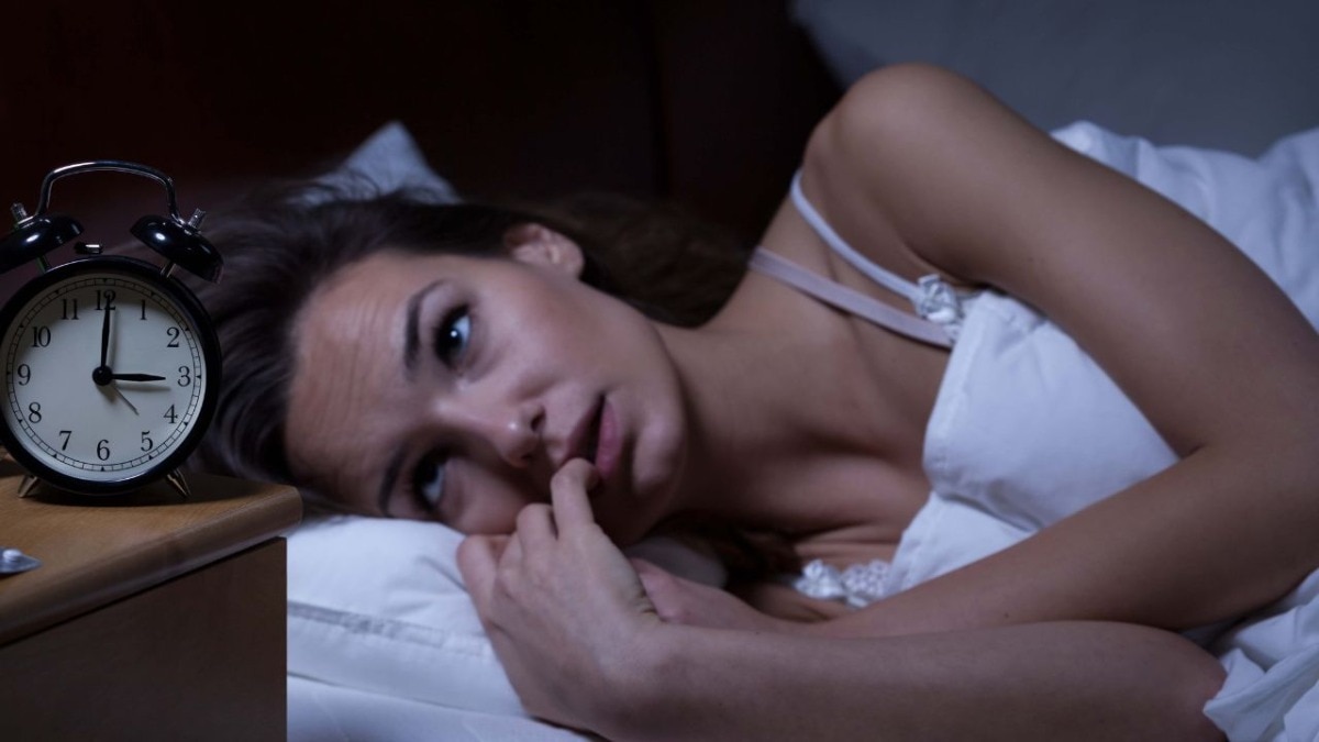 Mengapa Anda tertidur di sofa tetapi tetap terjaga di tempat tidur?