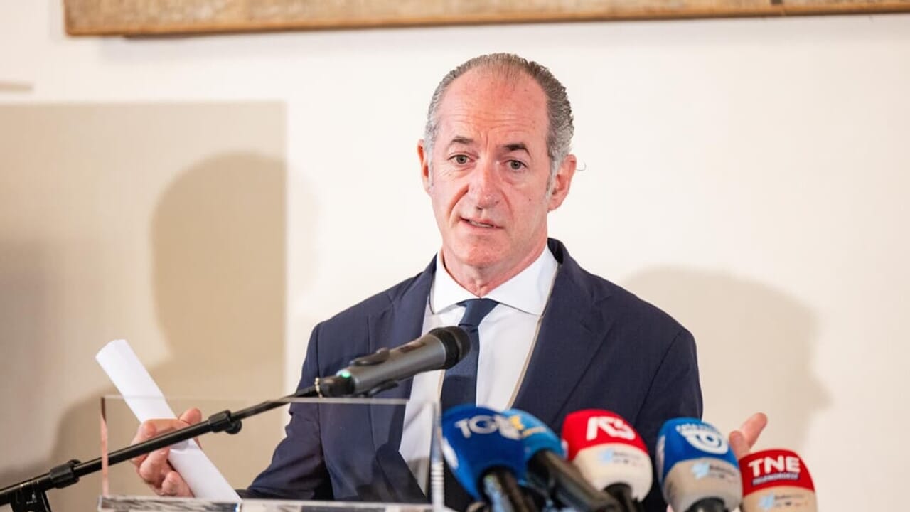 Gubernur Venesia Luca Zaia kembali ke toko buku. Kali ini berbicara tentang otonomi