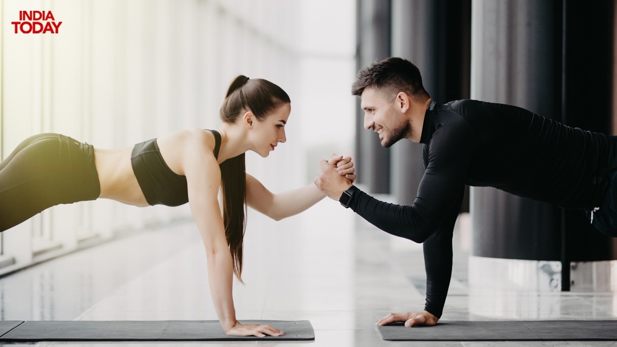 Team Maroon 5 arrive in Mumbai.