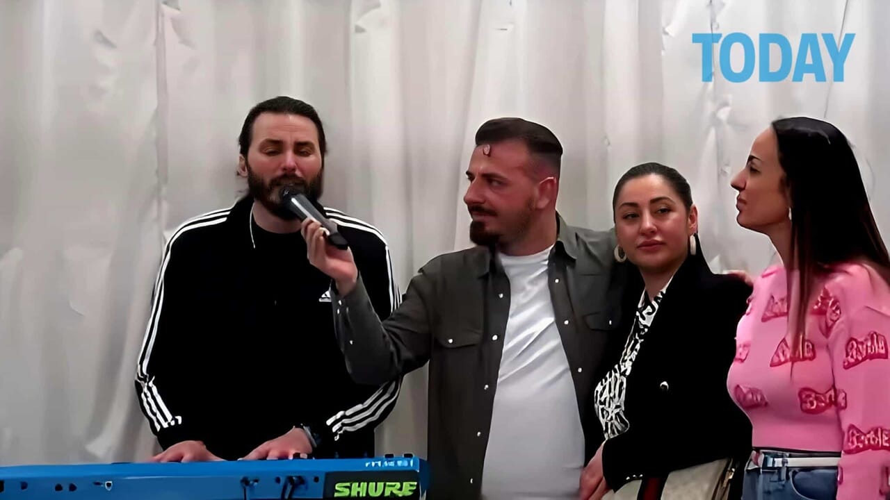 Selamat datang di pertunjukan Natal Camorra: siapa yang memberi wewenang kepada Tony Colombo untuk bernyanyi?