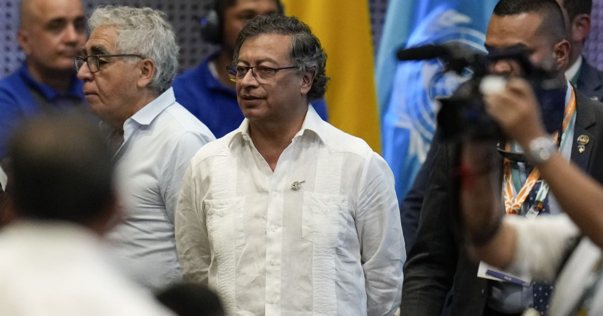 Di bawah ancaman tarif, Kolombia setuju untuk mengambil kembali Deportees