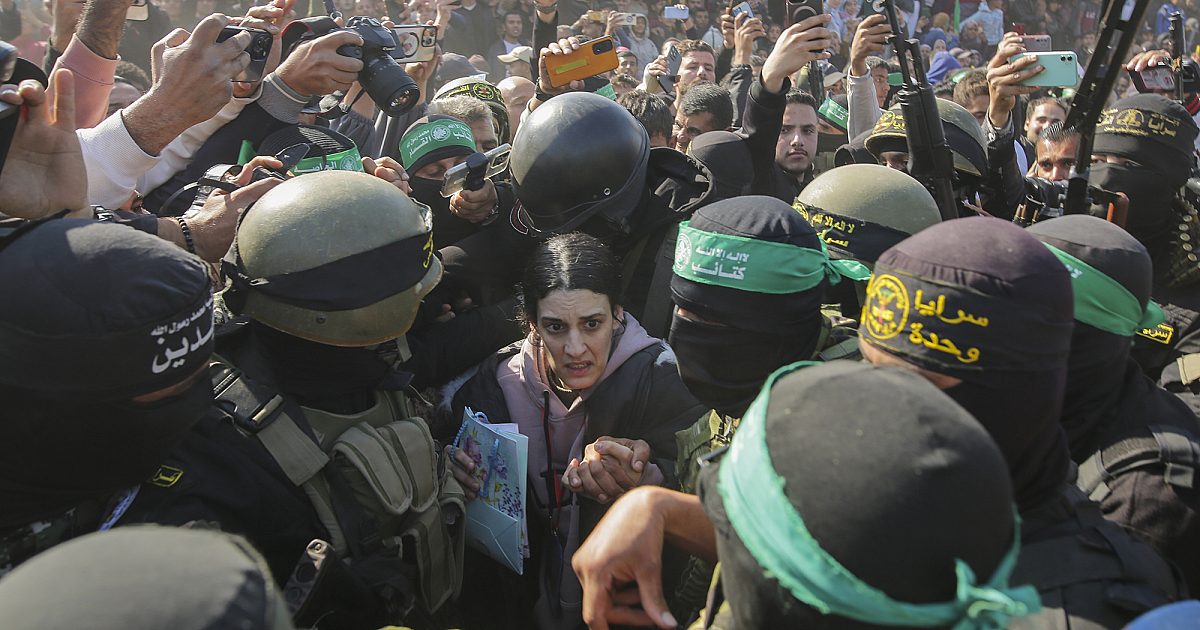 Kekacauan saat rilis sandera meminta Israel untuk menjeda pertukaran