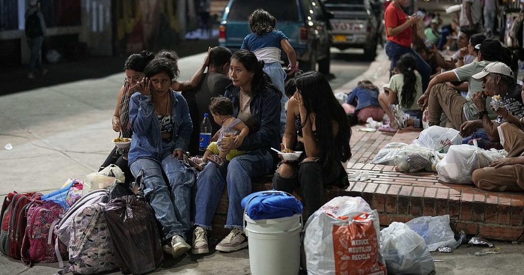 Pemberontak Kolombia membunuh puluhan orang dan memicu evakuasi massal