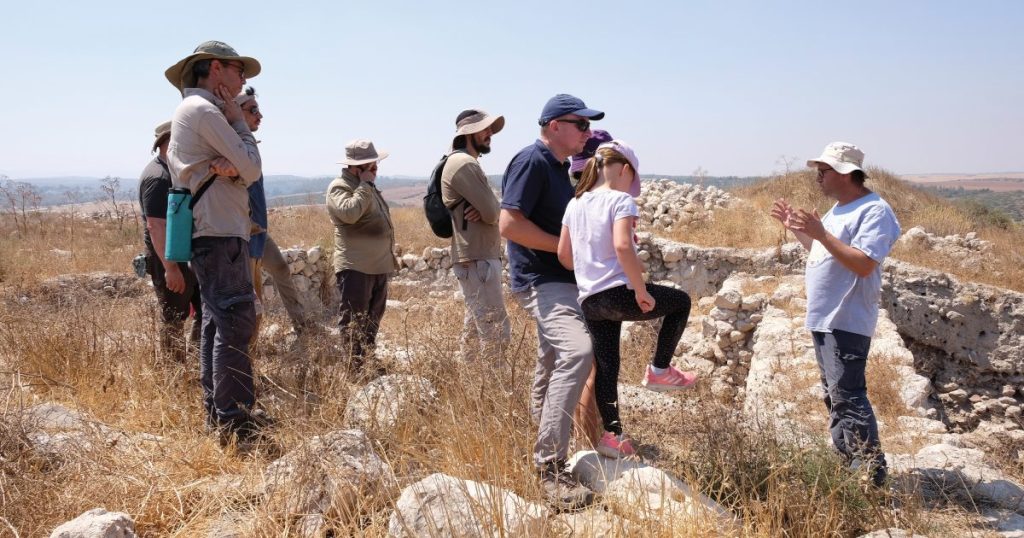Arkeolog Alkitab terus menggali meskipun bahaya masa perang