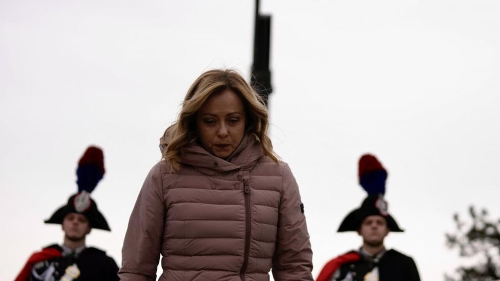 Di sebelah kiri tetap hanya pertempuran untuk rok