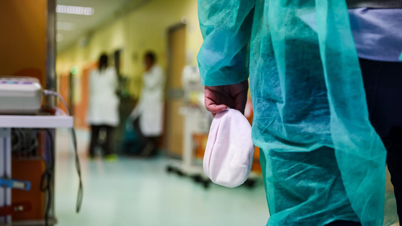 Jadi mereka meninggal seorang gadis kecil dan dokter (yang memberikannya)