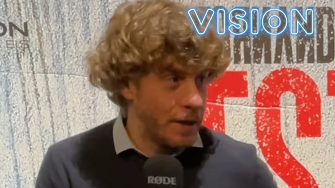 Kembali ke timur, Lodo Guenzi: "Menjadi orang dewasa sesuai dengan menjadi idiot"