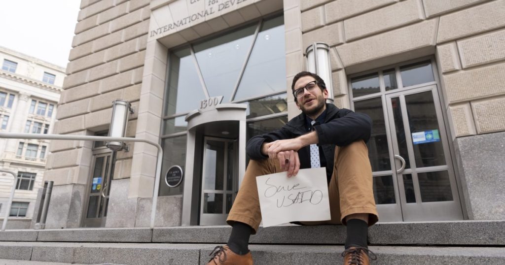 Program bantuan global bergulat dengan pembekuan dana AS