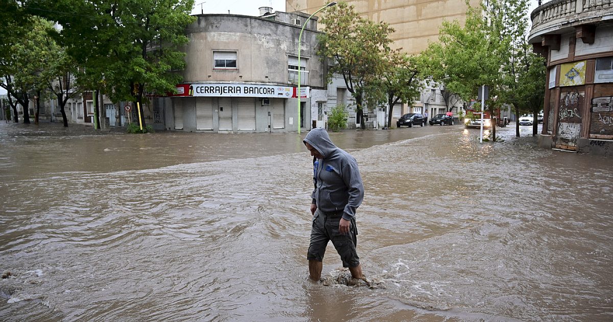 Banjir berat di kota Argentina menyebabkan kematian, evakuasi