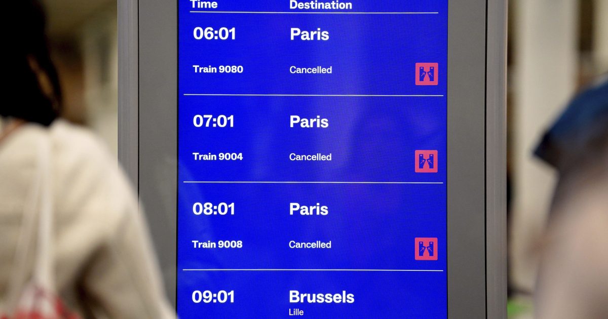 Bom Perang Dunia II yang tidak meledak digali, menghentikan kereta Paris, jalan