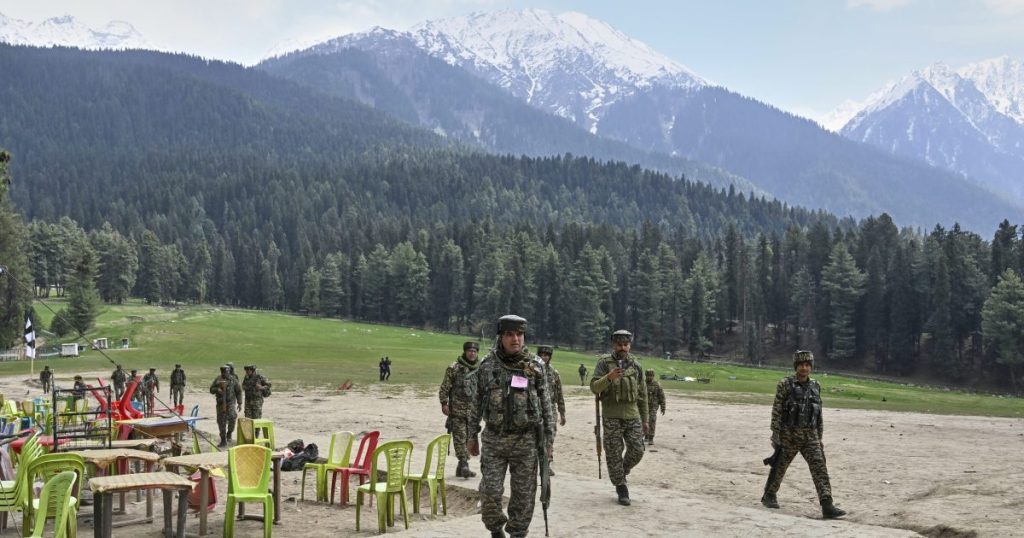 Pasukan India, teroris berdiri setelah pembantaian Kashmir