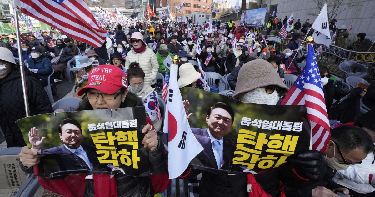 Presiden Korea Selatan yang secara singkat menyatakan darurat militer