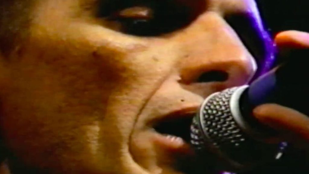 "Bahan resisten": Ketika 25 April menjadi batu