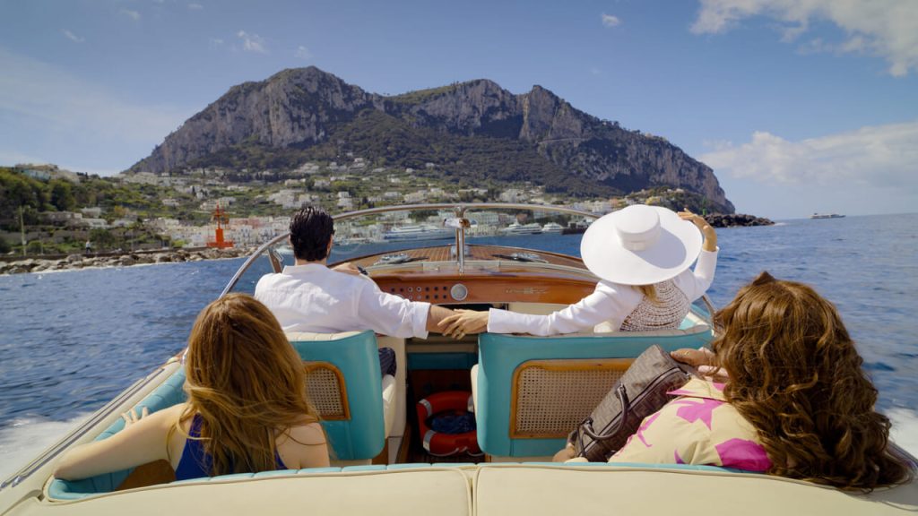 "Bantuan kecil lainnya"trailer resmi sekuel Italia film dengan Blake Lively dan Anna Kendrick