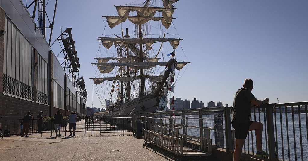 Penyelidikan sebagai kapal Angkatan Laut Meksiko dengan fatal menyerang Brooklyn Bridge