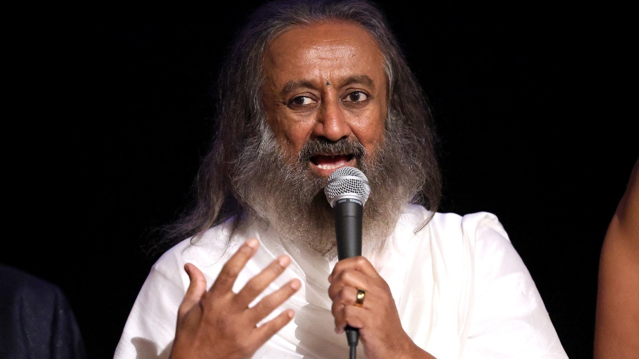 Sri Sri Ravi Shankar menawarkan cara untuk mengatasi kecemasan yang disebabkan oleh perang