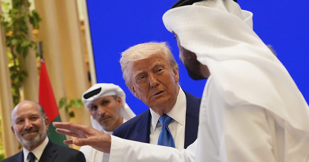 Trump Brokers $ 200 miliar kesepakatan dengan UEA