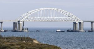 Bahan Peledak Bawah Air Melanda Jembatan Rusia ke Crimea