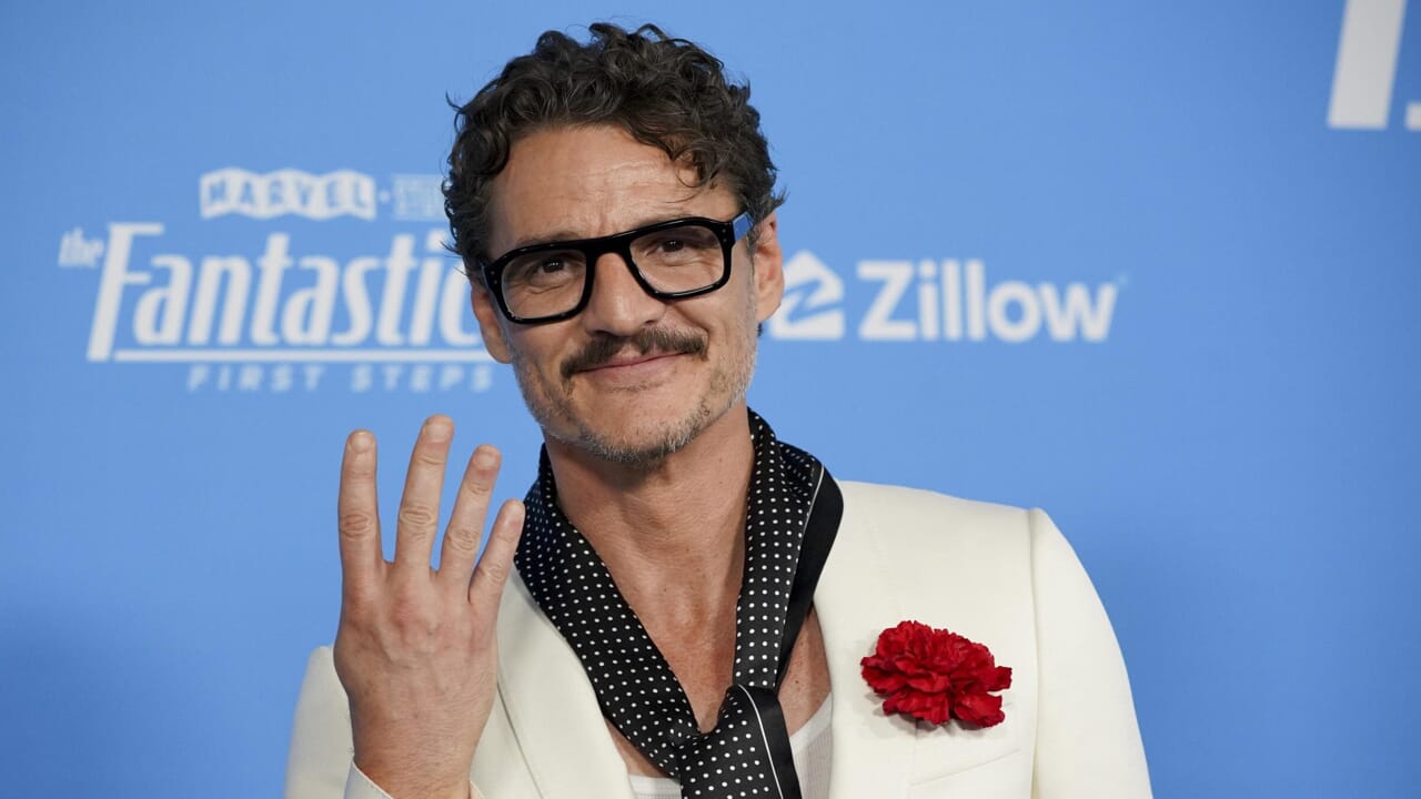 Karena kami tidak bisa membantu tetapi Pedro Pascal