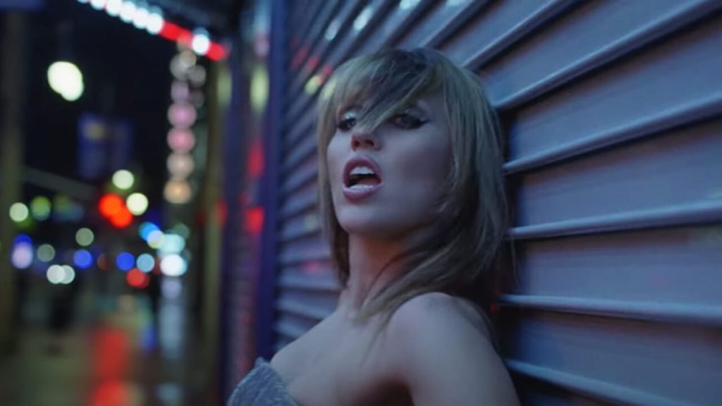 Miley Cyrus kembali ke Disney+, film album sesuatu yang indah