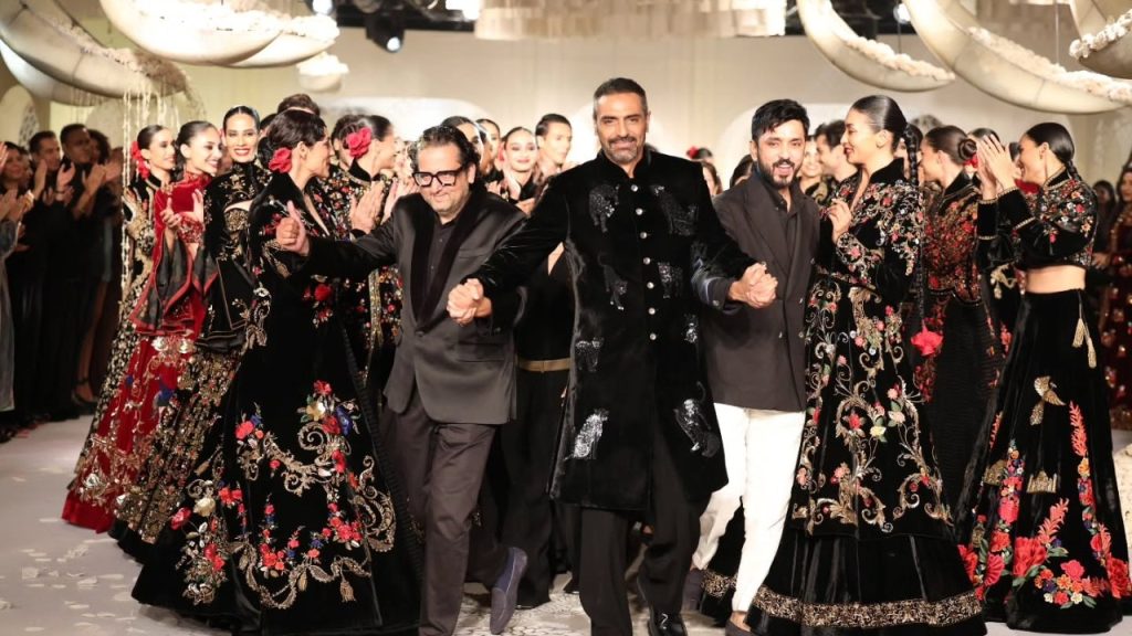 Pertunjukan berlangsung saat tim Rohit Bal menjaga impian dan desainnya tetap hidup