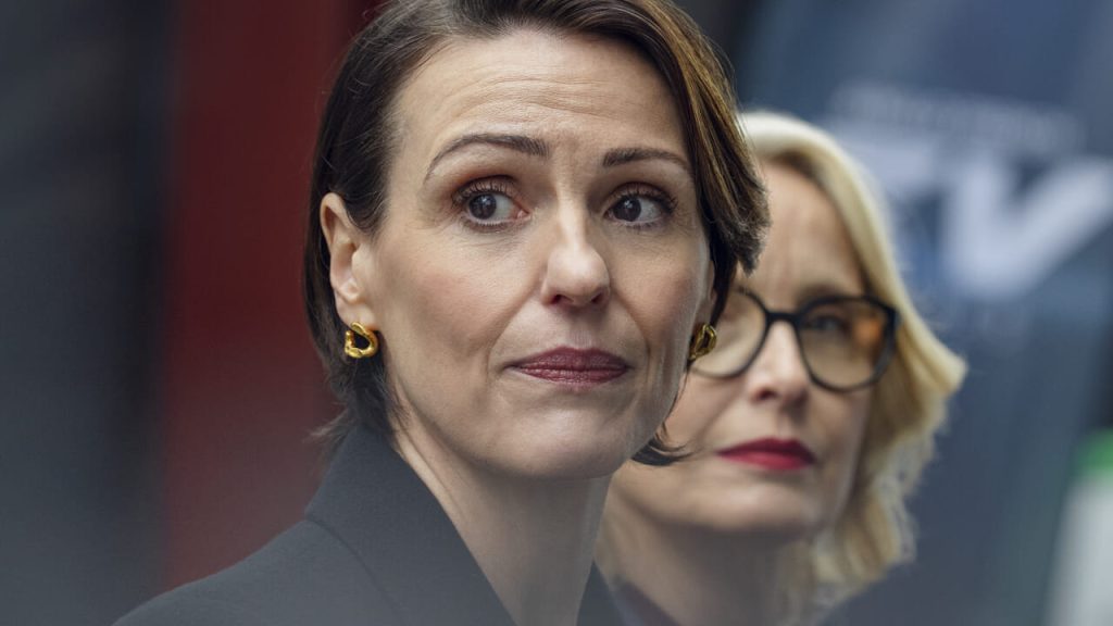 Sandera: Thriller Politik Baru dengan Julie Tergantung di Netflix, Trailer dan saat keluar