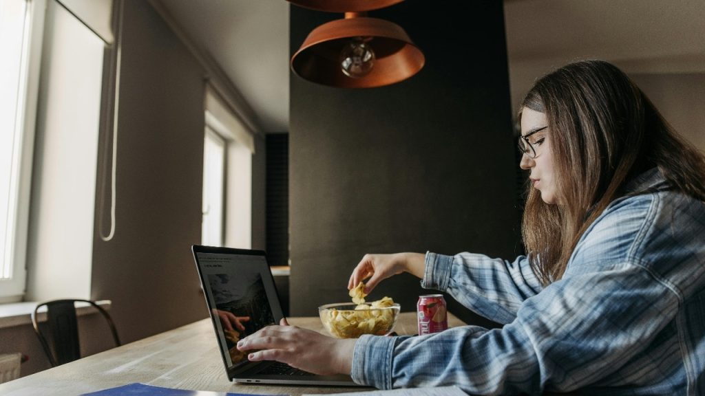 Rutinitas camilan jam 4 sore yang bersumpah oleh ahli gizi selebriti ini