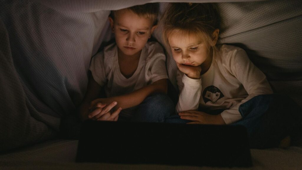 Bisakah anak -anak benar -benar tumbuh tanpa layar?