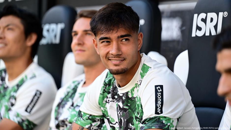 Gladbach's Jens Castrop sebelum pertandingan internasional pertama untuk Korea Selatan