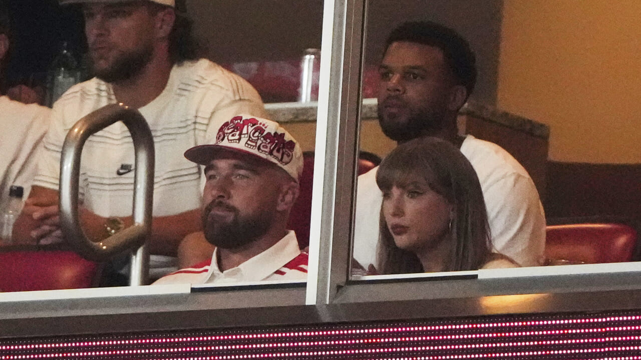 Kisah yang sangat kaya dan tidak pernah -Aglass dari Taylor Swift