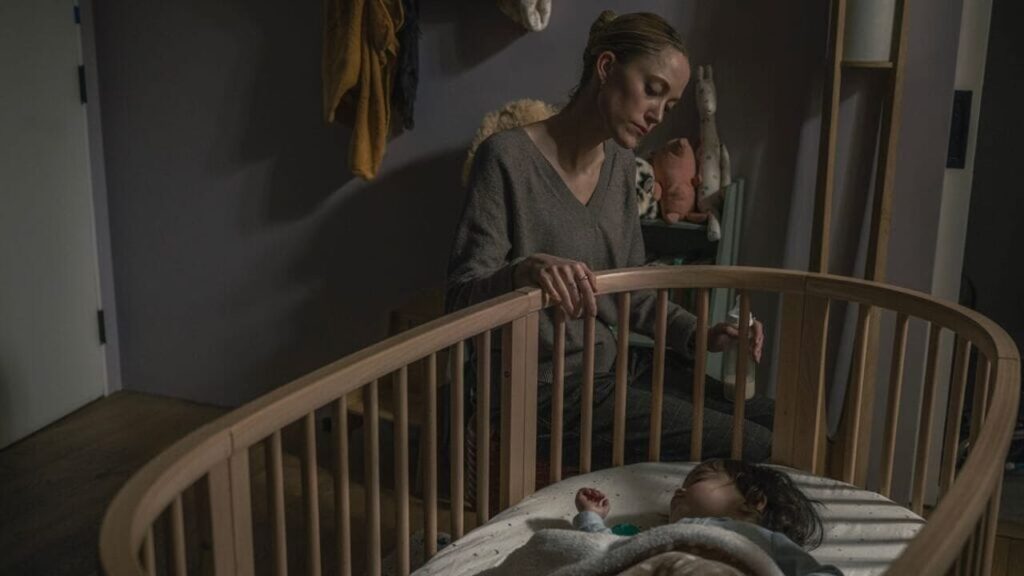 Tangan di cradle, di Disney+ remake thriller tahun sembilan puluhan